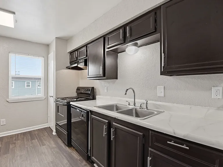 Henderson Grove Apartments — Photo 22