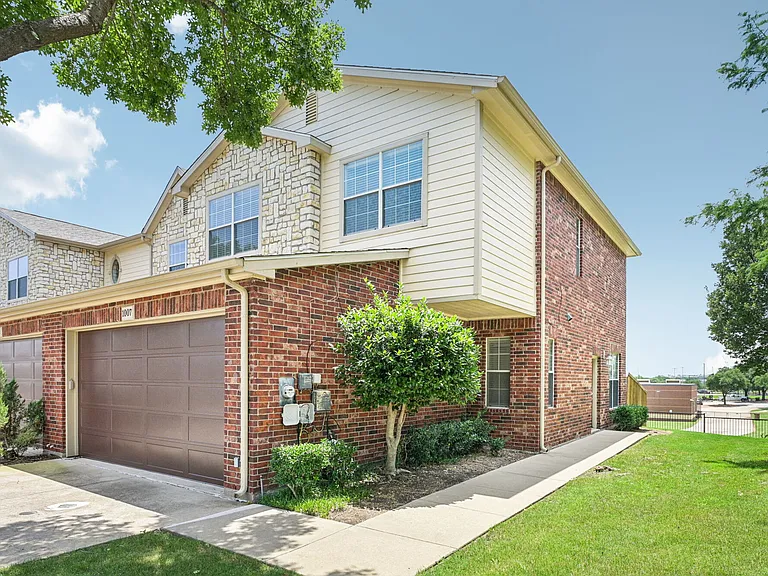 Oaks Estates of Coppell — Photo 28