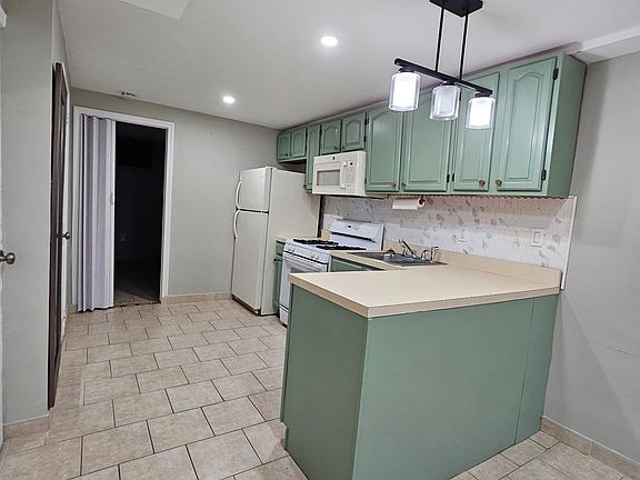 3rd image of 338 Huguenot Ave #1