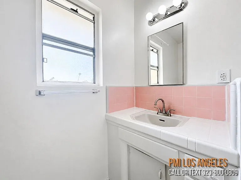 943 W 68th St — Photo 28