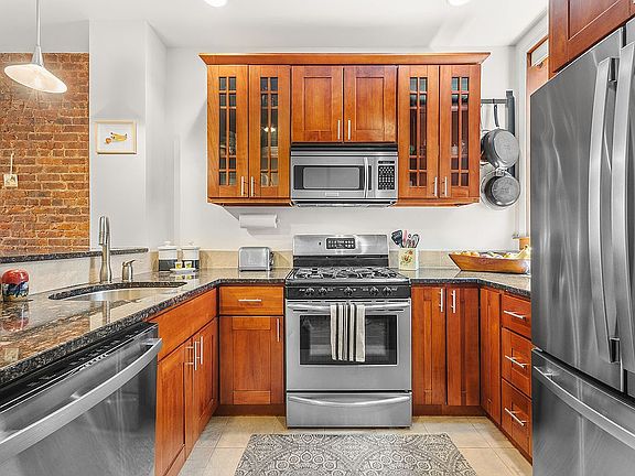3rd image of 658 Park Pl APT 6