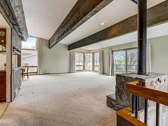 4th image of 208 Lac La Belle Dr