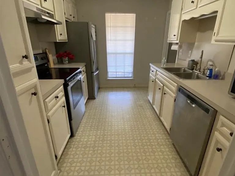 439 Riverbend Dr — Photo 2