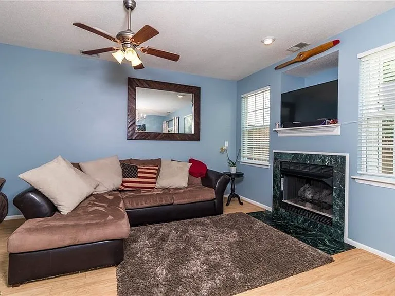 621 Barberton Dr — Photo 5
