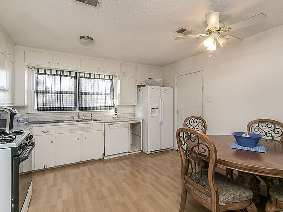 5th image of 2200 SE 19th Ave