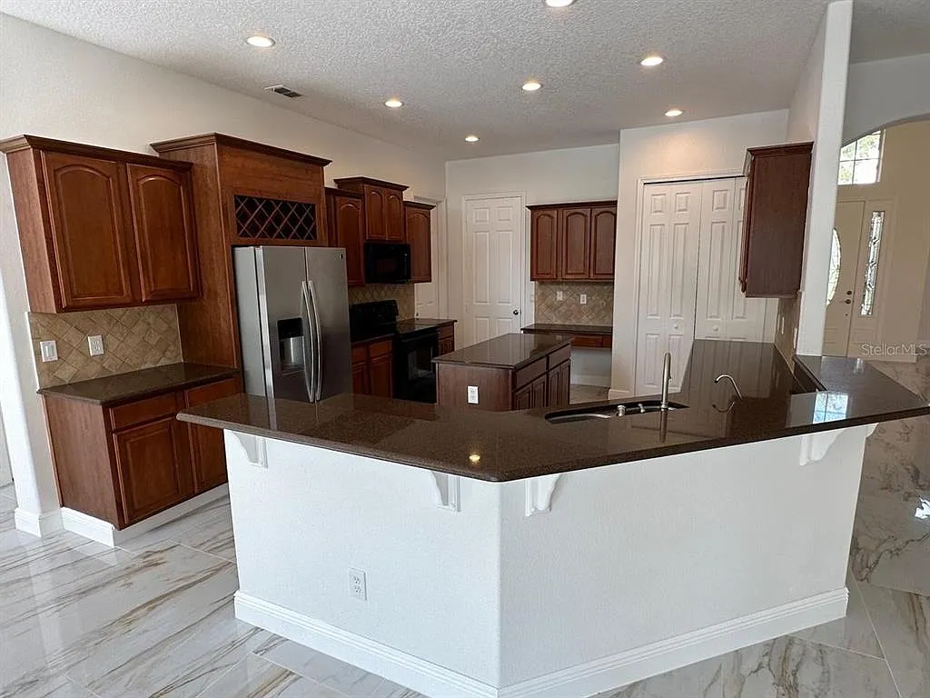 5 bed, 3.5 bath, 2914 sqft, $3,995 — Photo 2
