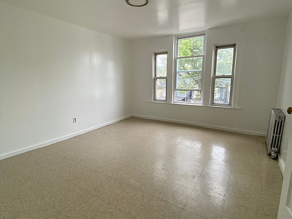 3rd image of 289 Woodside Ave APT 3