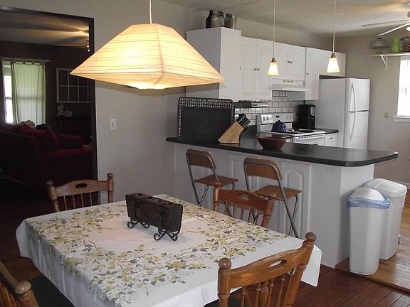 Desirable Eat-In Kitchen