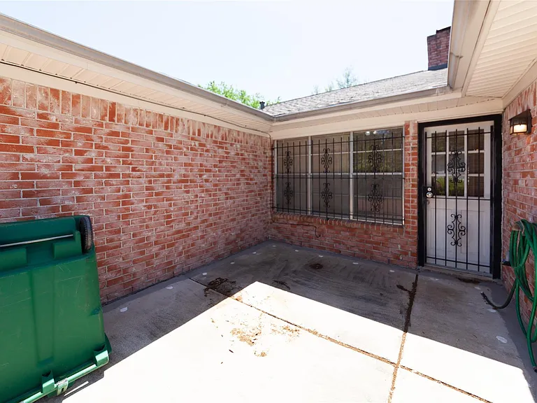 8826 Roos Rd — Photo 35