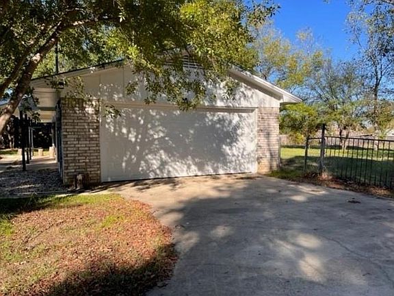 2nd image of 301 Dena Ln