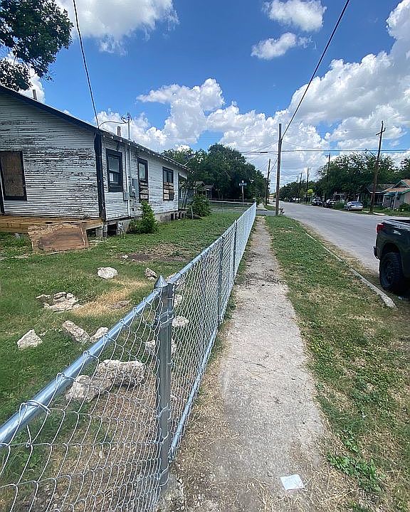 2nd image of 802 Menchaca St