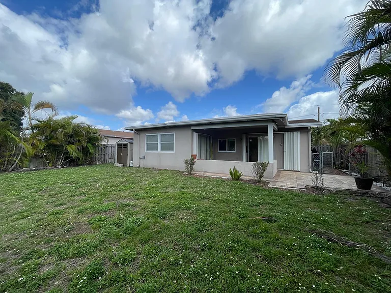 8136 NW 21st Ct — Photo 31