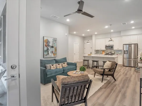 1661 Spring St #331, Davis, CA 95616
