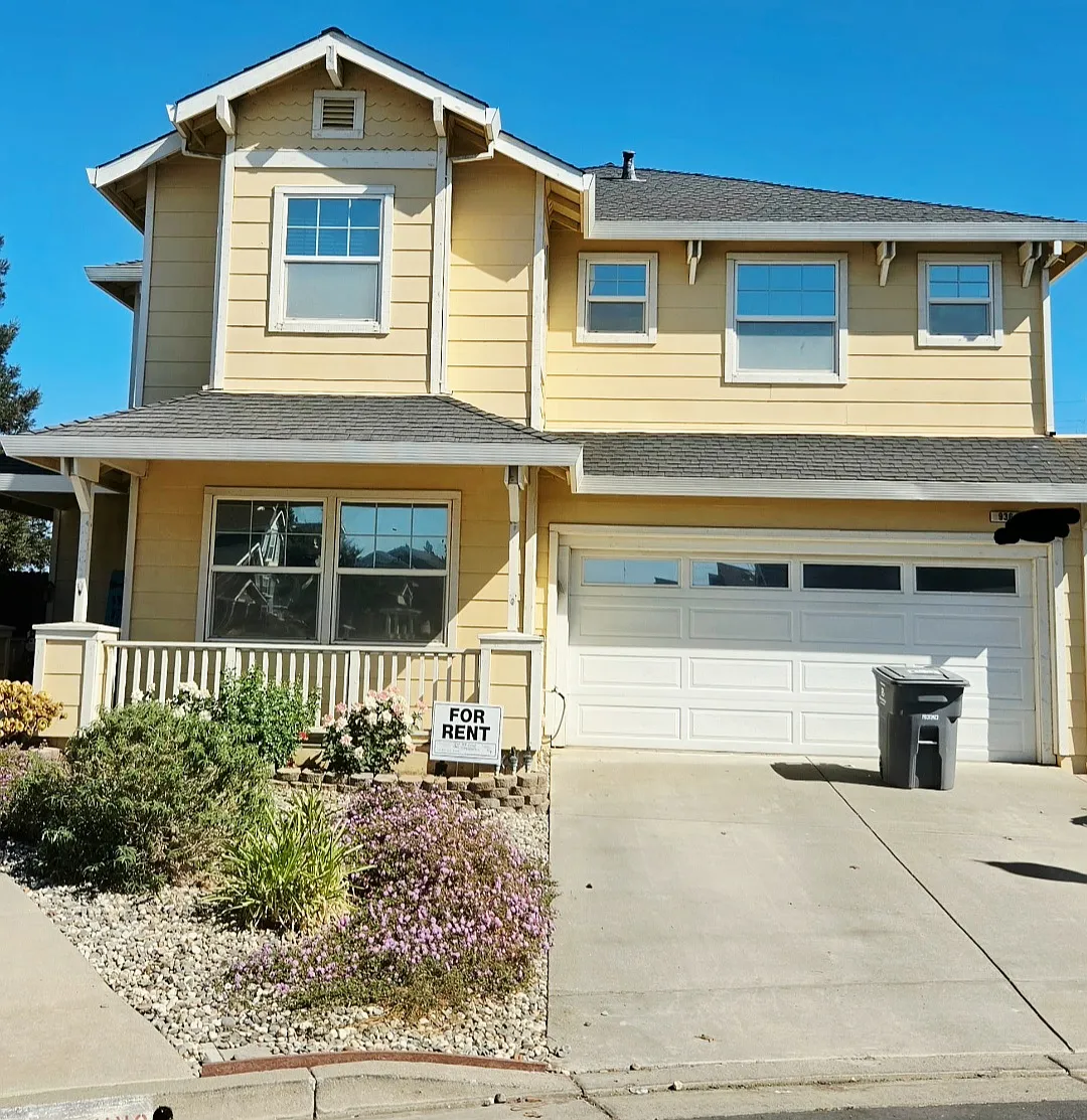 4 bed, 2.5 bath, 2328 sqft, $3,400 — Photo 1
