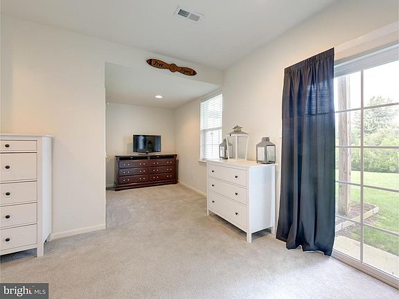 3rd image of 18 Shoreham Dr