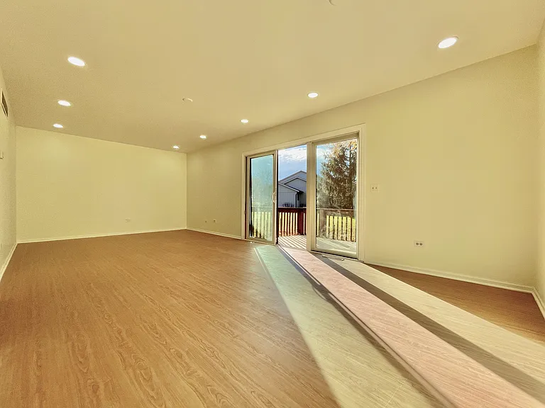 928 Stratford Ct — Photo 5