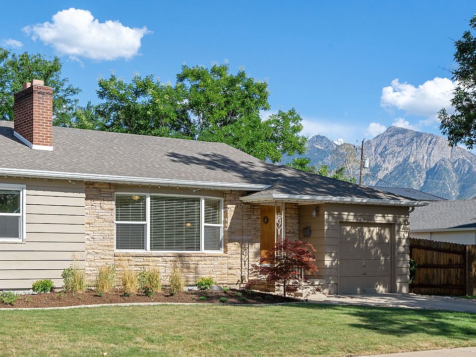 Welcome home to this mountain view!