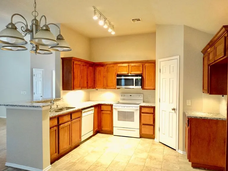 3301 Buckingham Pl — Photo 4