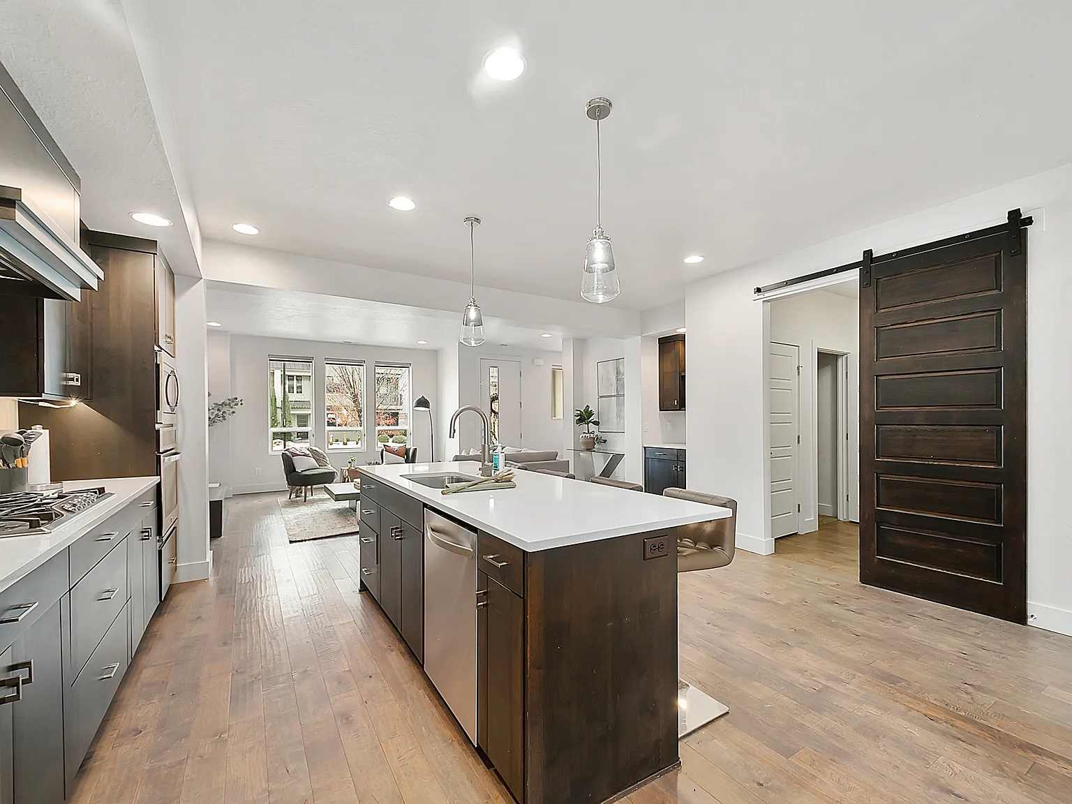 3 bed, 2.5 bath, 1939 sqft, $4,200 — Photo 4