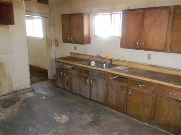 5th image of 2662 Carnes Ave
