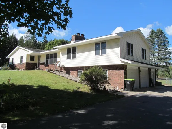 4405 E 28th Rd, Cadillac, MI 49601