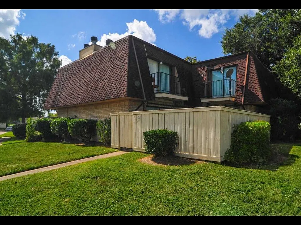 Oak Hollow Apartments — Photo 2