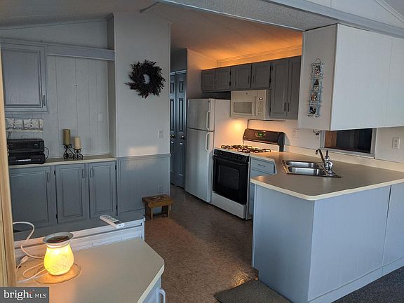 3rd image of 250-251 252 Wabun Lane Gln #4