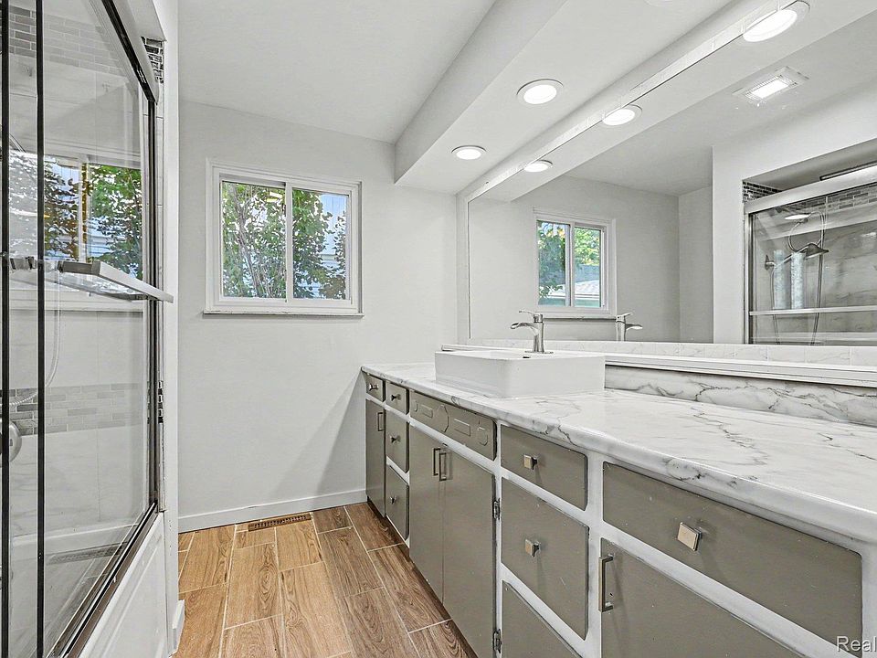 237 Pleasant St, photo 8