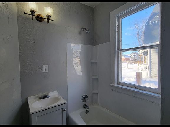 5th image of 2423 Templeton St