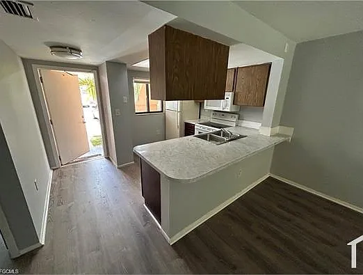 2 bed, 752 sqft, $1,374 — Photo 2