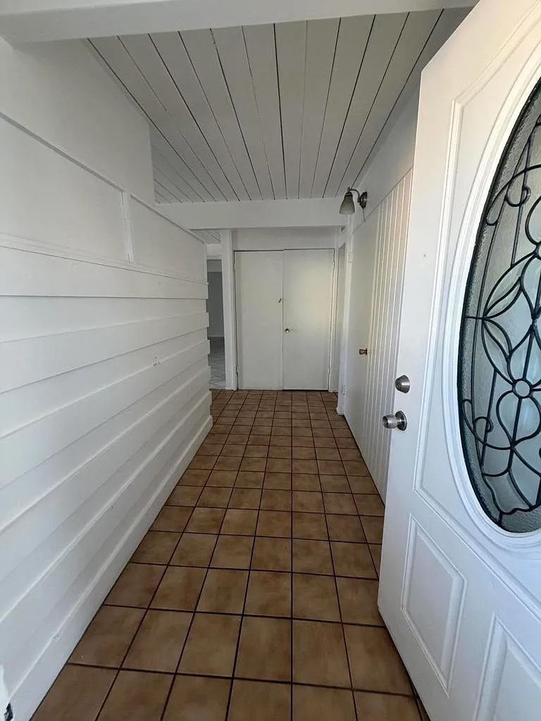 3 bed, 2.0 bath, 1225 sqft, $2,300 — Photo 2