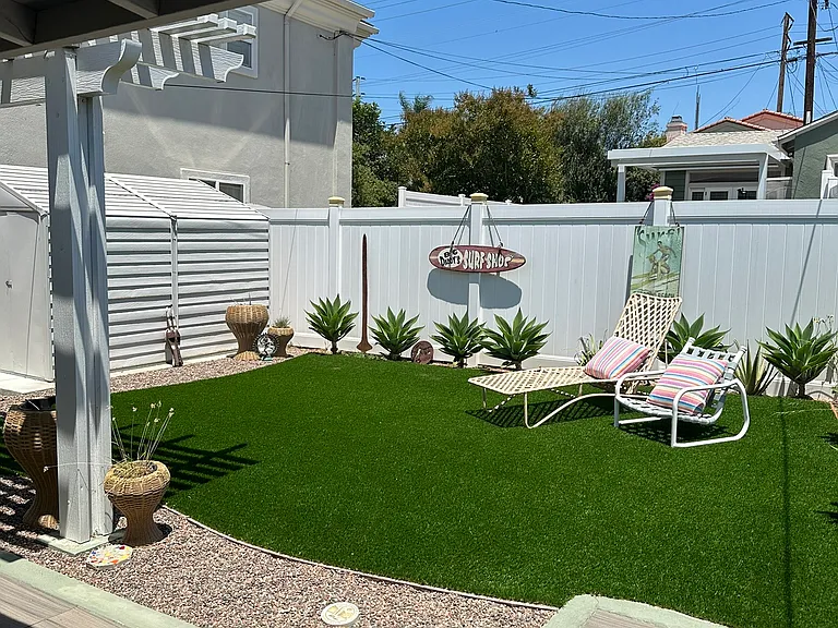 1015 Avenue A — Photo 2