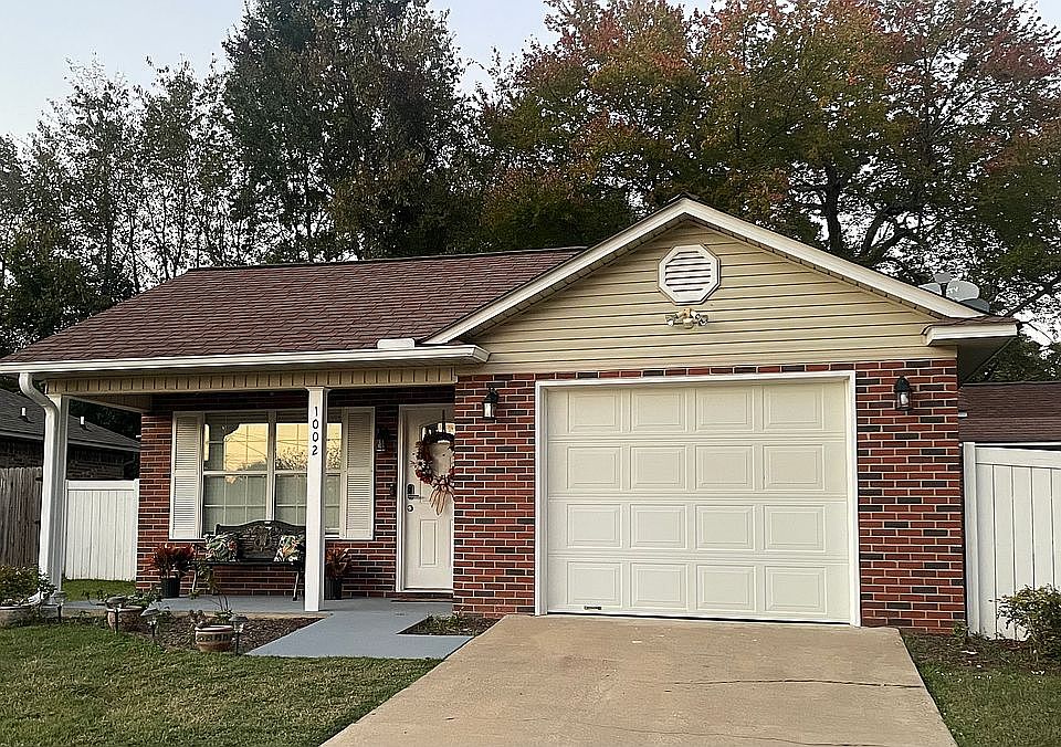 1st image of 1002 Jordan Ln