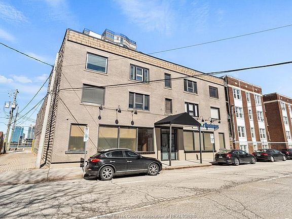 3rd image of 554 Pitt St W #552