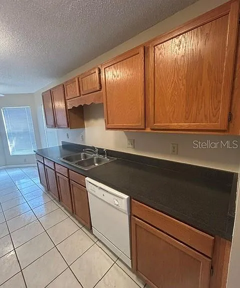 563 Holbrook Cir — Photo 3