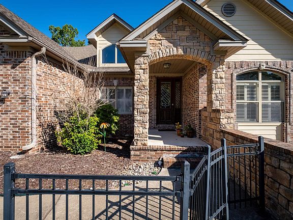 3rd image of 4 Woodfern Dr