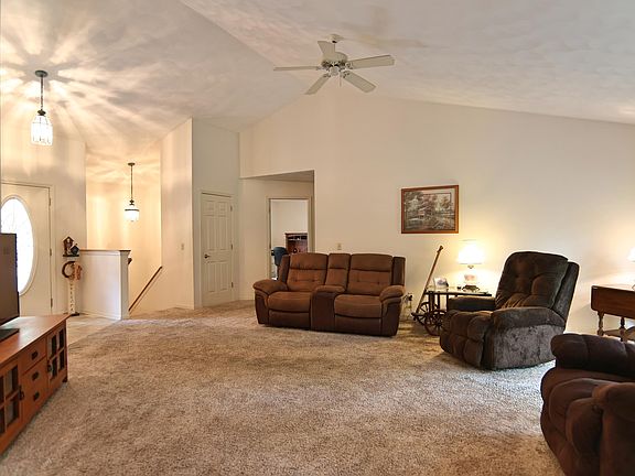 4th image of 3321 Essex Dr