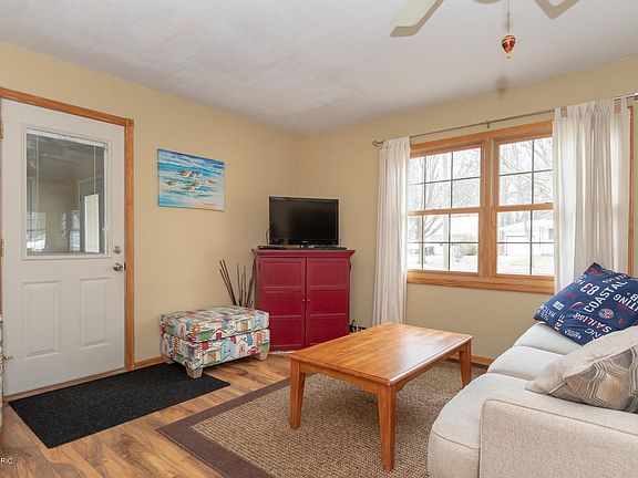 5th image of 1063 Hazel St