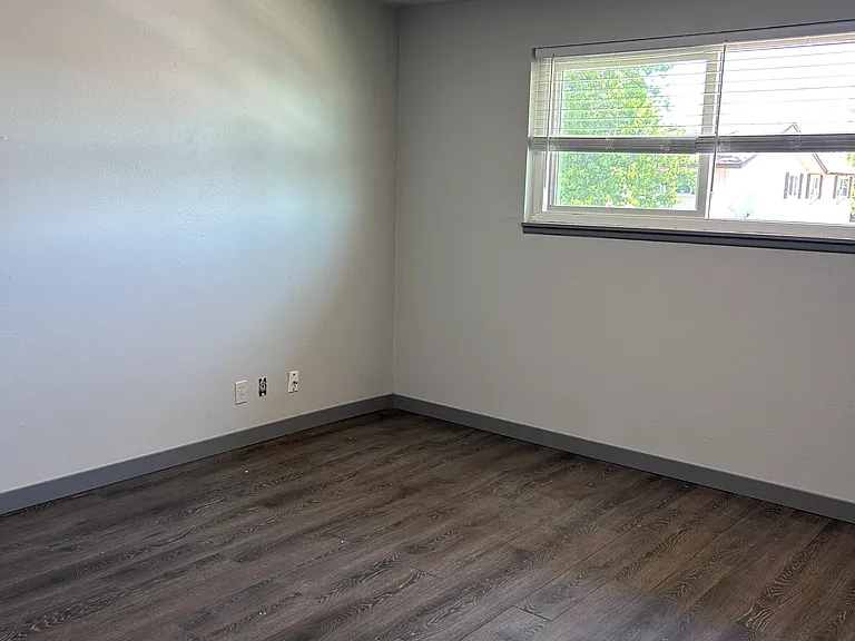 950 NW Hobart Ave — Photo 17