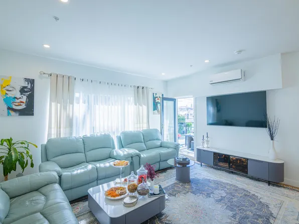 2331 Kelly Ave #202, Pt Coquitlam, BC V3C 0L1