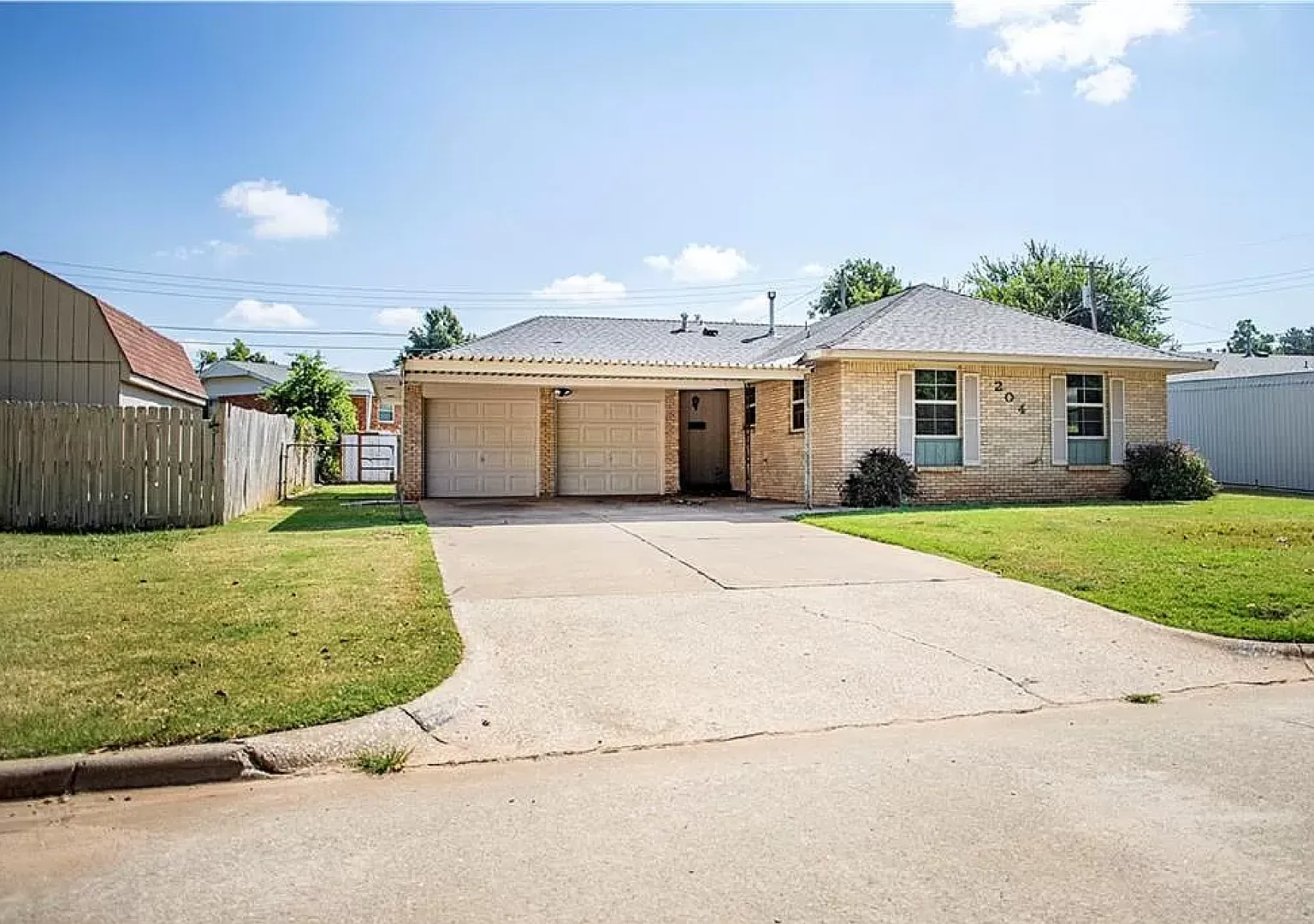 Charming 3-Bedroom / 2-Bathroom Home Next to Ray Trent Park! — Photo 1