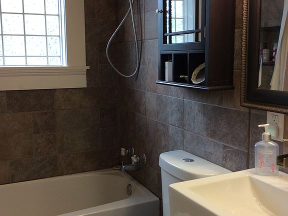 Main bathroom 