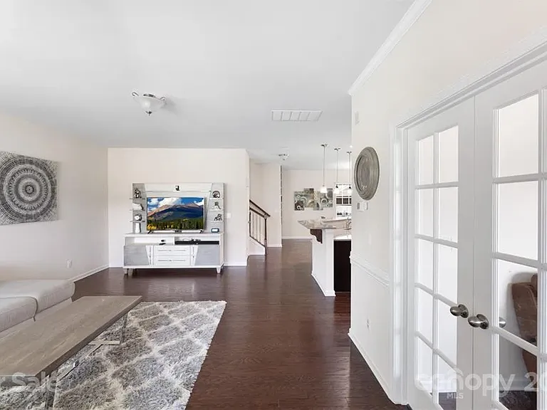 4020 Whittier Ln — Photo 6