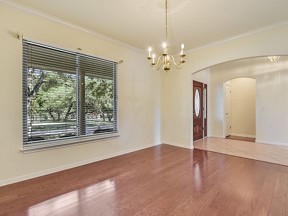 4th image of 121 Post Oak Ln