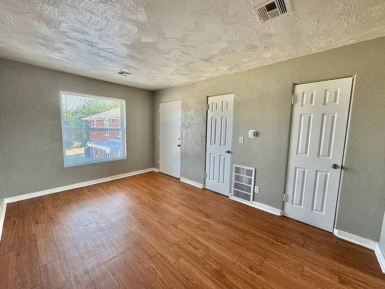 2034 NW 25th St #8 — Photo 4