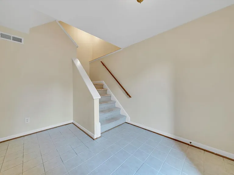 3420 Londonderry Ct — Photo 2