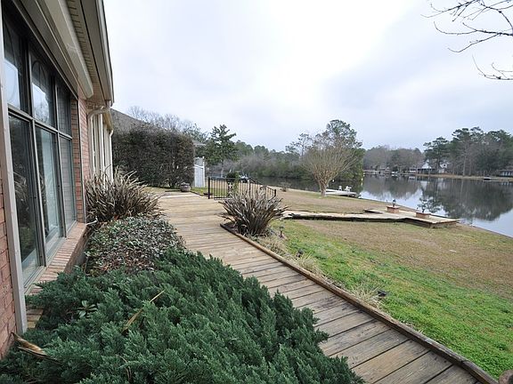 5th image of 925 W Lakeshore Dr
