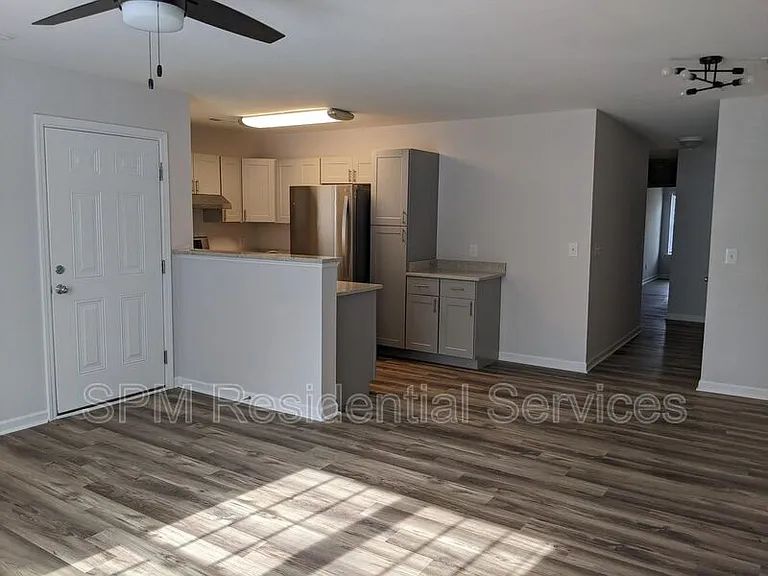 2105 Dexter St — Photo 2