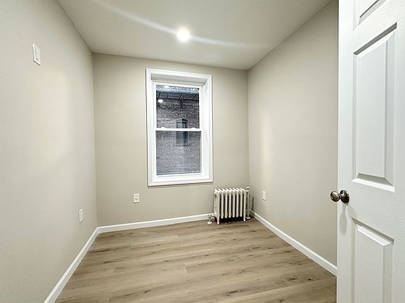 5th image of 160 Vroom St APT 5