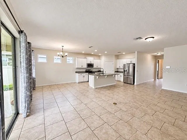 4 bed, 2.0 bath, 2038 sqft, $2,600 — Photo 2